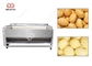 Πλύση και αποφλοίωση δύο καρότων πατατών σε μια μικρή κλίμακα μηχανών προμηθευτής